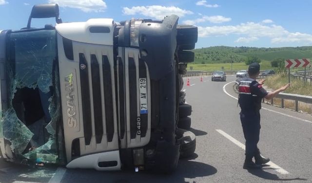 KARABÜK'TE HURDA YÜKLÜ TIR DEVRİLDİ
