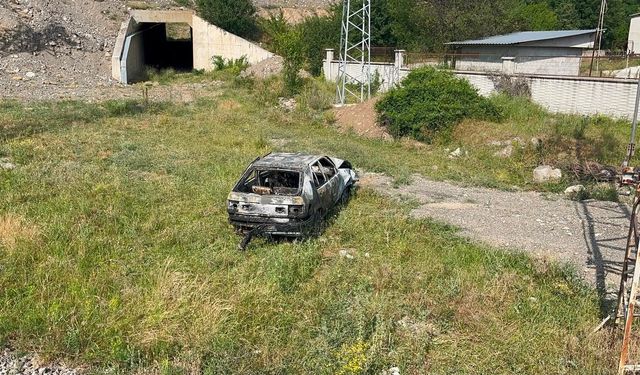 KAMYONETLE ÇARPIŞAN OTOMOBİL YANDI