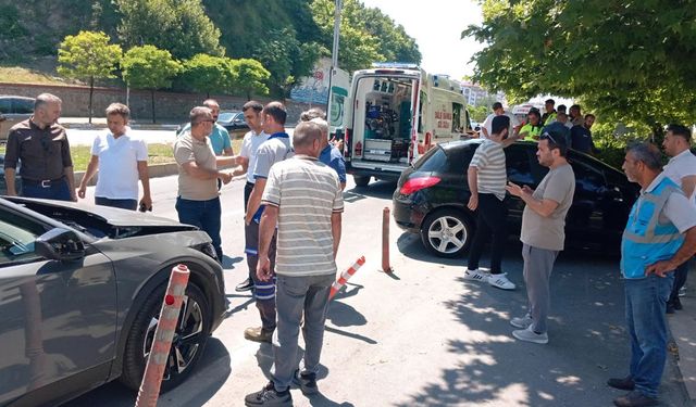KONTROLDEN ÇIKAN OTOMOBİL 3 ARACA ÇARPTI