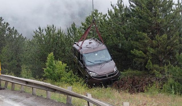 VİRAJI ALAMAYIP YOLDAN ÇIKTI: 3 YARALI