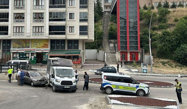 OTOMOBİL VE KAMYONET ÇARPIŞTI: 1 YARALI