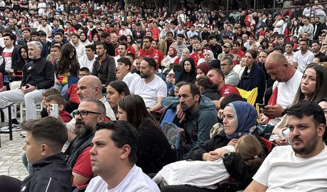 KARABÜK'TE MİLLİ MAÇ HEYECANI DEV EKRANDA YAŞANDI