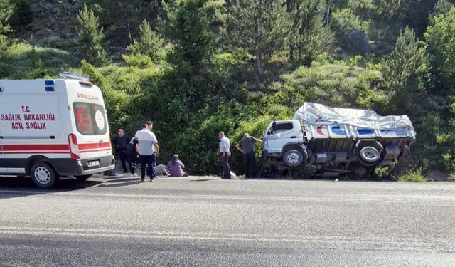 KASTAMONU'DA KAMYON ŞARAMPOLE DEVRİLDİ: 2 YARALI