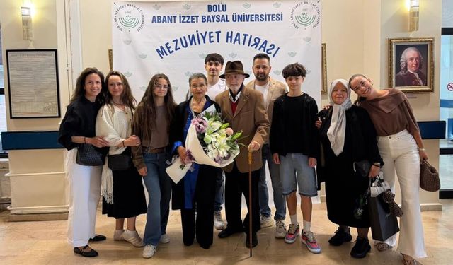 76 YAŞINDA ÜNİVERSİTEDEN MEZUN OLDU
