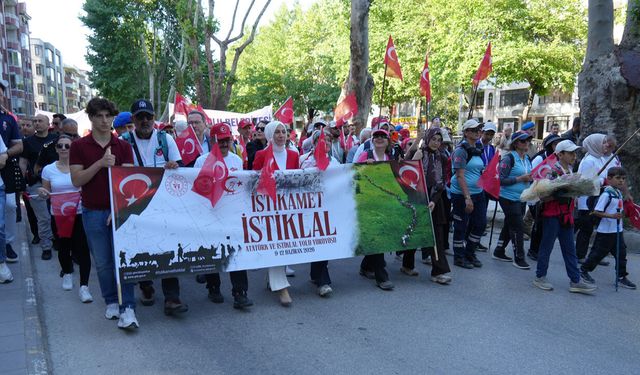 KURTULUŞ SAVAŞINDAKİ MİLLİ RUHU 95 KİLOMETRE YÜRÜYEREK YAŞATTILAR