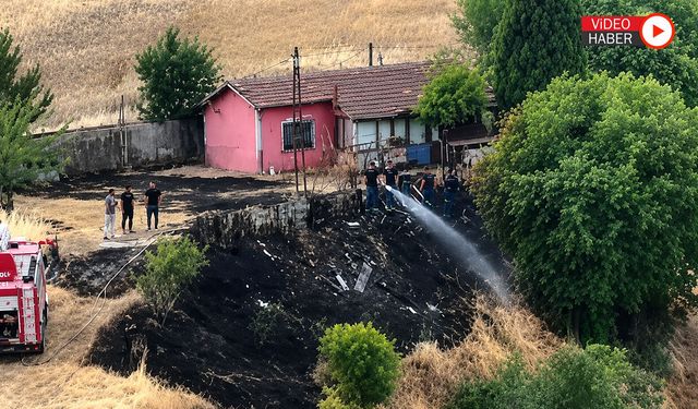 KARABÜK'TE TEK KATLI EVİN BAHÇESİNDE ANIZ YANGINI PANİĞİ