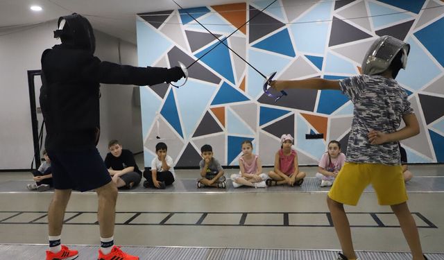 KILIÇLAR KUŞANILDI GSB SPOR OKULLARINDA ESKRİM ANTREMANLARI BAŞLADI