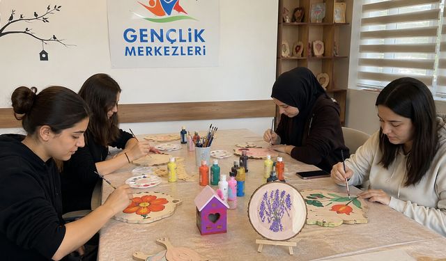 EFLANİ GENÇLİK MERKEZİ'NDE AHŞAP BOYAMA ATÖLYESİNE YOĞUN İLGİ