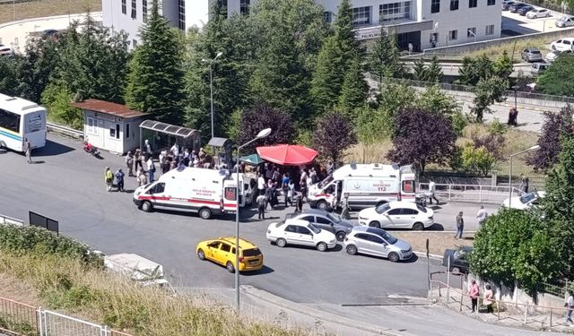 KONTROLDEN ÇIKAN OTOMOBİL KALABALIĞA DALDI 4 YARALI