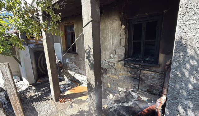 KARABÜK’TE İKİ KATLI EVDE YANGIN
