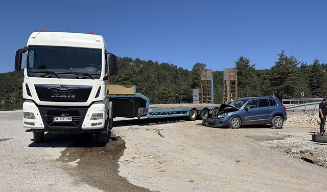 OTOMOBİL İLE TIR ÇARPIŞTI 4 KİŞİ YARALANDI