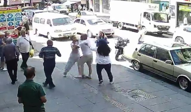 KAZA SONRASI KADIN SÜRÜCÜYE DİKİZ AYNASI İLE SALDIRDI
