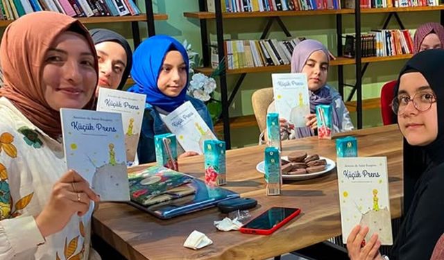 KİTAP TAHLİLLERİYLE GENÇLERİN UFKU GENİŞLİYOR