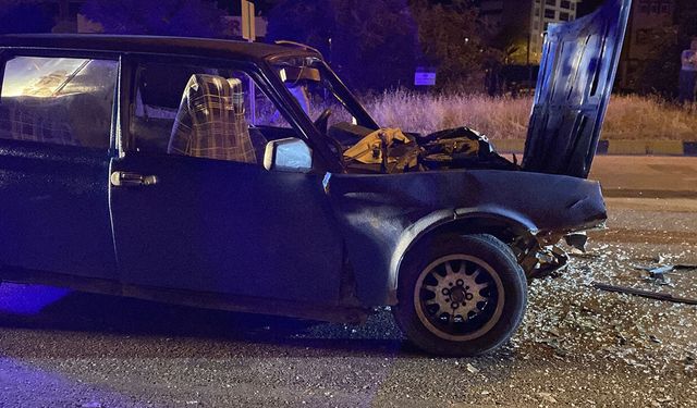 OTOMOBİL TIRA ARKADAN ÇARPTI 5 KİŞİ YARALANDI