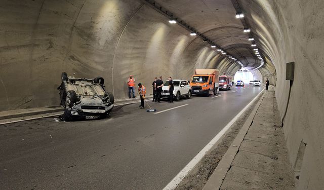 TÜNELDE KORKUNÇ KAZA! OTOMOBİL TAKLALAR ATARAK TERS DÖNDÜ