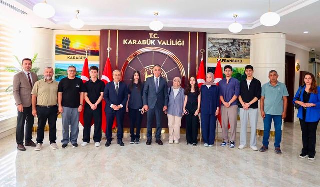 VALİ ÇAĞATAY TÜRKİYE DERECESİ YAPAN ÖĞRENCİLERİ AĞIRLADI