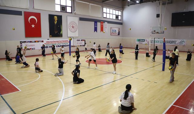 YAZ SPOR OKULLARI VOLEYBOL ANTREMANLARI SÜRÜYOR