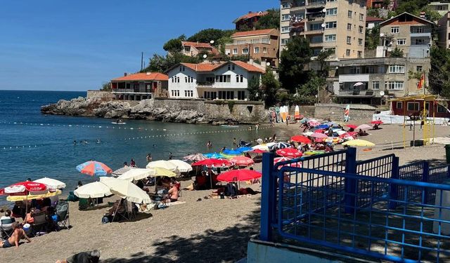 SOĞUK OLMASINA ALDIRIŞ ETMEDEN DENİZE GİRDİLER