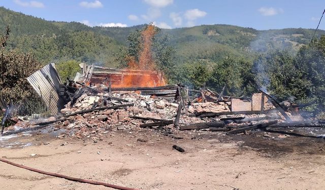AZDAVAY'DA EV YANGINDA KULLANILMAZ HALE GELDİ