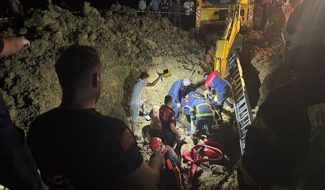 KUYU KAZARKEN GÖÇÜK ALTINDA KALAN BABA OĞUL KURTARILDI