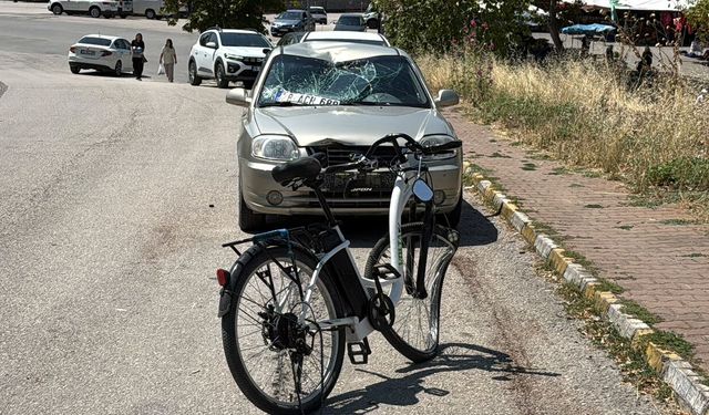 OTOMOBİLİN ÇARPTIĞI BİSİKLET SÜRÜCÜSÜ AĞIR YARALANDI