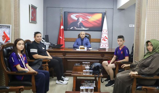 KARABÜKLÜ ŞAMPİYON BOKSÖRLERDEN İL MÜDÜRÜ GÜVEN'E ZİYARET