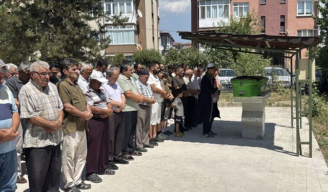 OTOMOBİLİN ÇARPTIĞI YAŞLI ADAM TOPRAĞA VERİLDİ