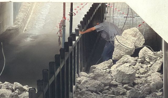 ÇÖKEN ALT GEÇİTTE DEMİRLERİ TESTEREYLE KESMEYE ÇALIŞTI