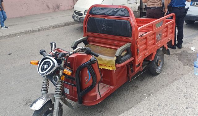 ELEKTRİKLİ MOTOSİKLETLE HAFİF TİCARİ ARAÇ ÇARPIŞTI: 5 YARALI
