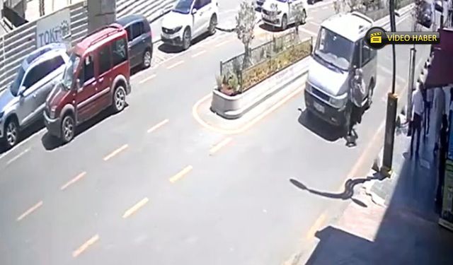 HAFİF TİCARİ ARAÇ YAYAYA ÇARPTI, O ANLAR KAMERADA