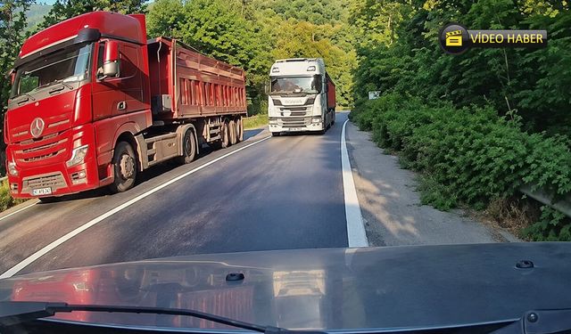 KARABÜK’TE TRAFİKTE FACİADAN DÖNÜLDÜ: O ANLAR KAMERADA