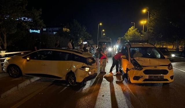 HAFİF TİCARİ ARAÇ İLE OTOMOBİL ÇARPIŞTI: 7 YARALI