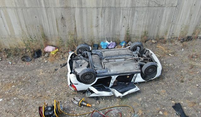 MENFEZE DÜŞEN OTOMOBİLDE 1 KİŞİ ÖLDÜ 3 AĞIR YARALI