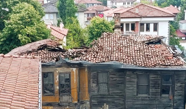 YAĞIŞ SONRASI TARİHİ BİNANIN ÇATISI ÇÖKTÜ