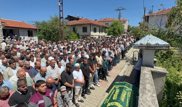 TRAFİK KAZASINDA HAYATINI KAYBEDEN TIR SÜRÜCÜSÜ DEFNEDİLDİ
