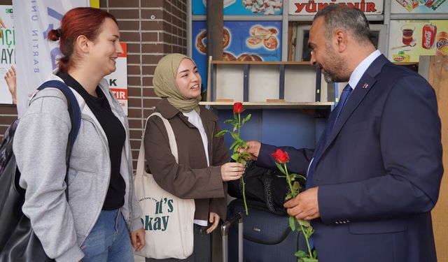 BARÜ REKTÖRÜ ÖĞRENCİLERİ OTOGARDA KARŞILADI