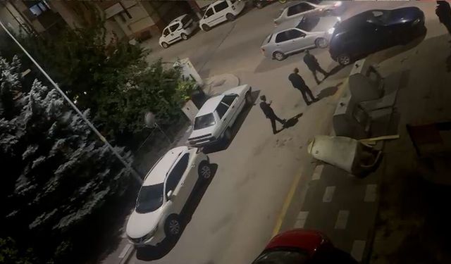 SOKAK ORTASINDA BIÇAKLA SALDIRMAYA ÇALIŞTI