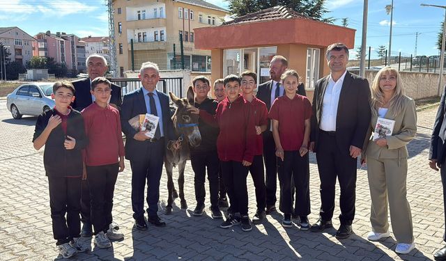 ÇOCUKLUK HAYALİNİ EŞEĞİYLE OKULLARA TAŞIDI
