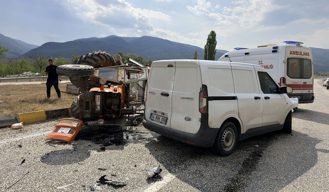 HANÖNÜ'NDE TİCARİ ARAÇLA TRAKTÖR ÇARPIŞTI