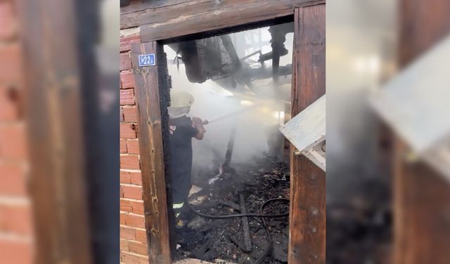 KASTAMONU’DA İKİ KATLI AHŞAP EV KÜLE DÖNDÜ
