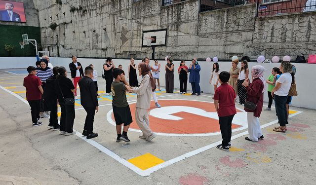 UYUM HAFTASINDA ÖĞRENCİLERİ TÜRKÜLÜ MARŞLI KARŞILAMA