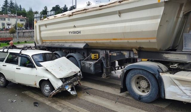 KIRMIZI IŞIK İHLALİ KAZA GETİRDİ: 2 YARALI