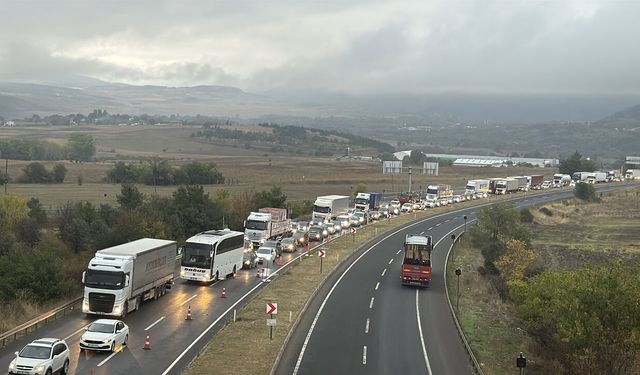 21 İLİN GEÇİŞ NOKTASINDA TRAFİK YOĞUNLUĞU