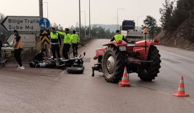 TRAKTÖR İLE MOTOSİKLET ÇARPIŞTI: 2 YARALI