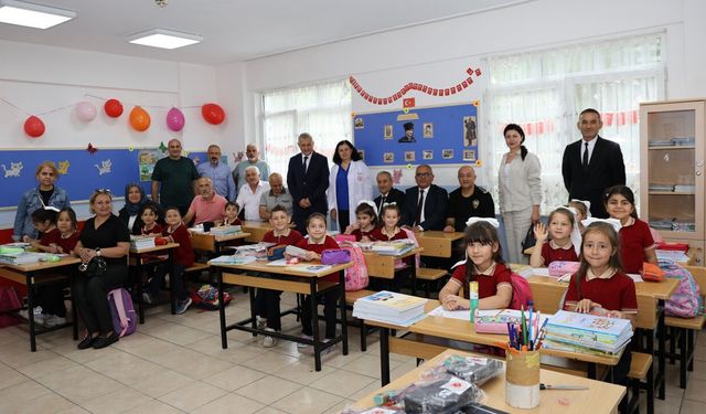 POLİS EMEKLİLERİNDEN ÖĞRENCİLERE ANLAMLI HEDİYE