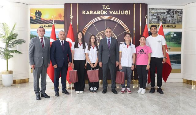 VALİ ÇAĞATAY'DAN BAŞARILI SPORCULARA HEDİYE