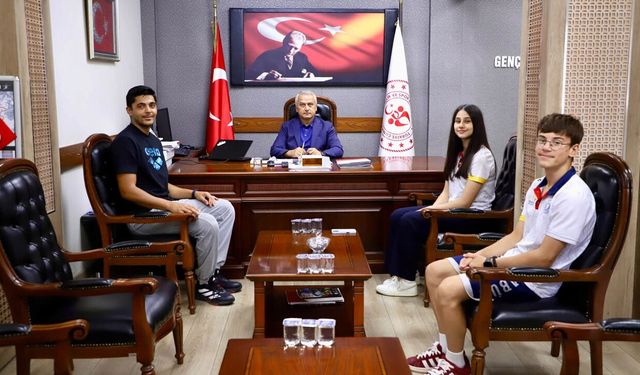 ŞAMPİYON YÜZÜCÜLER'DEN COŞKUN GÜVENE'E ZİYARET