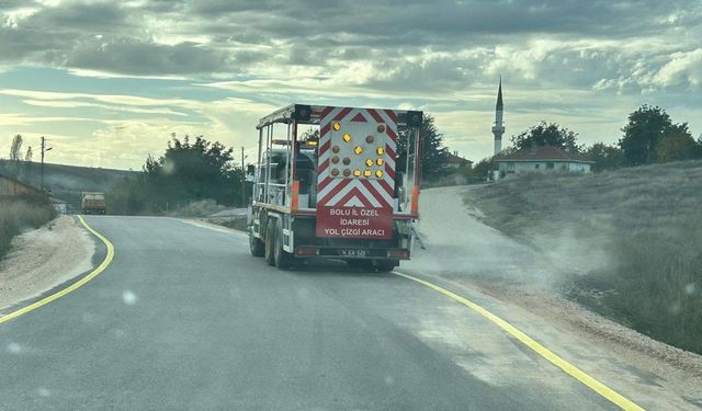 BOLU’DA KÖY YOLLARINDA ASFALT VE ÇİZGİ ÇALIŞMASI