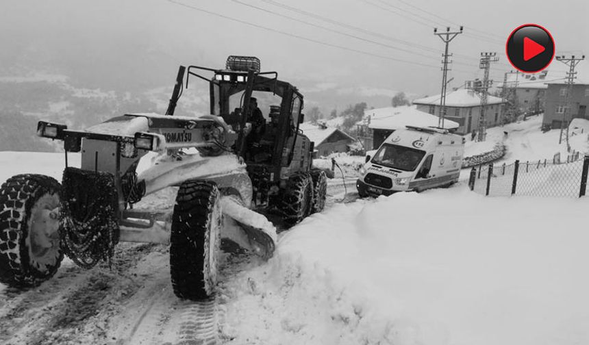 KARA SAPLANAN AMBULANSI KARLA MÜCADELE EKİPLERİ KURTARDI