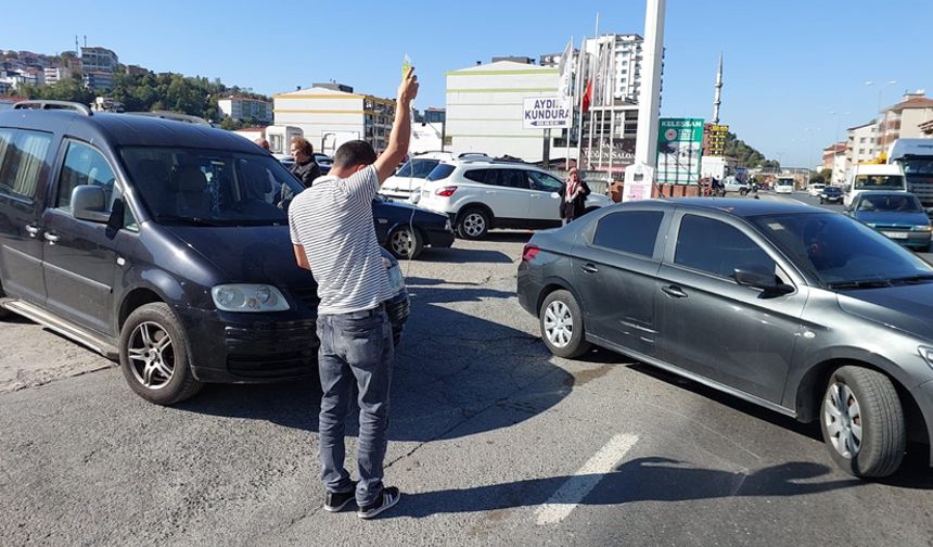 KAZA YAPTIĞI ARACININ BAŞINDA SERUMLA BEKLEDİ
